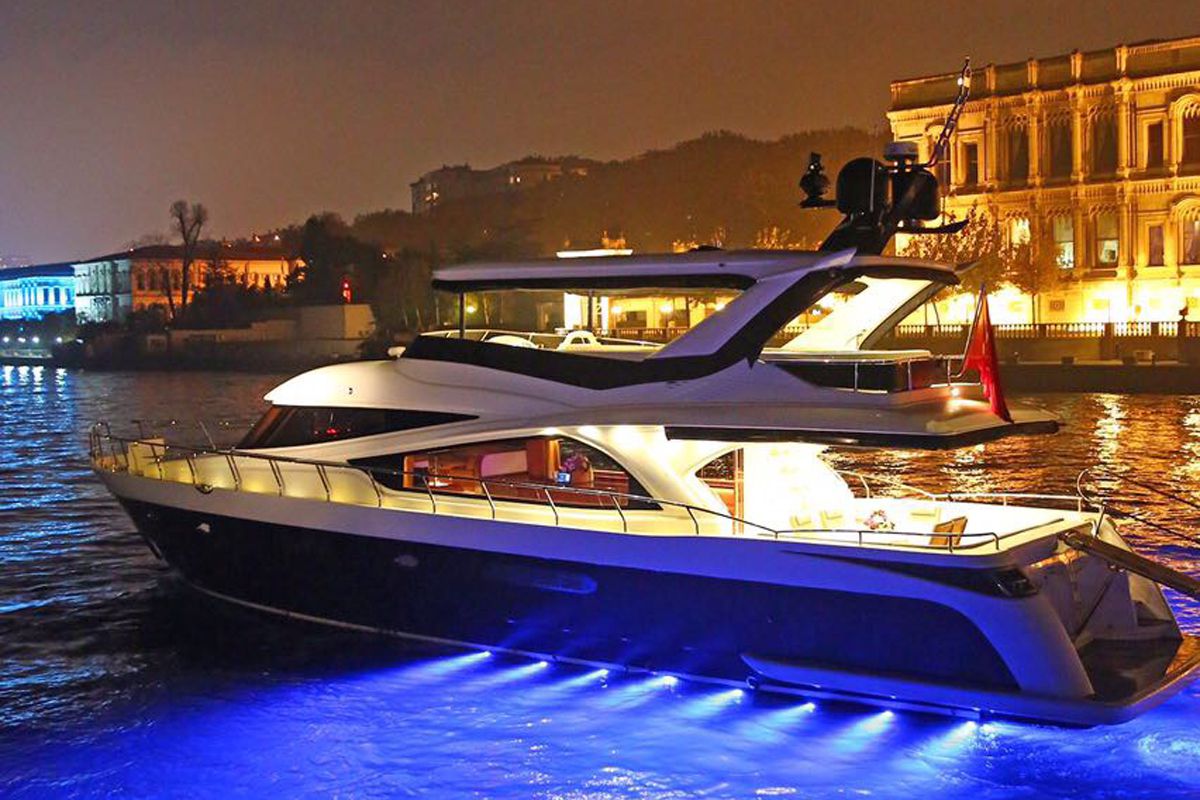 Private Yacht Rental in Istanbul Рафтинг